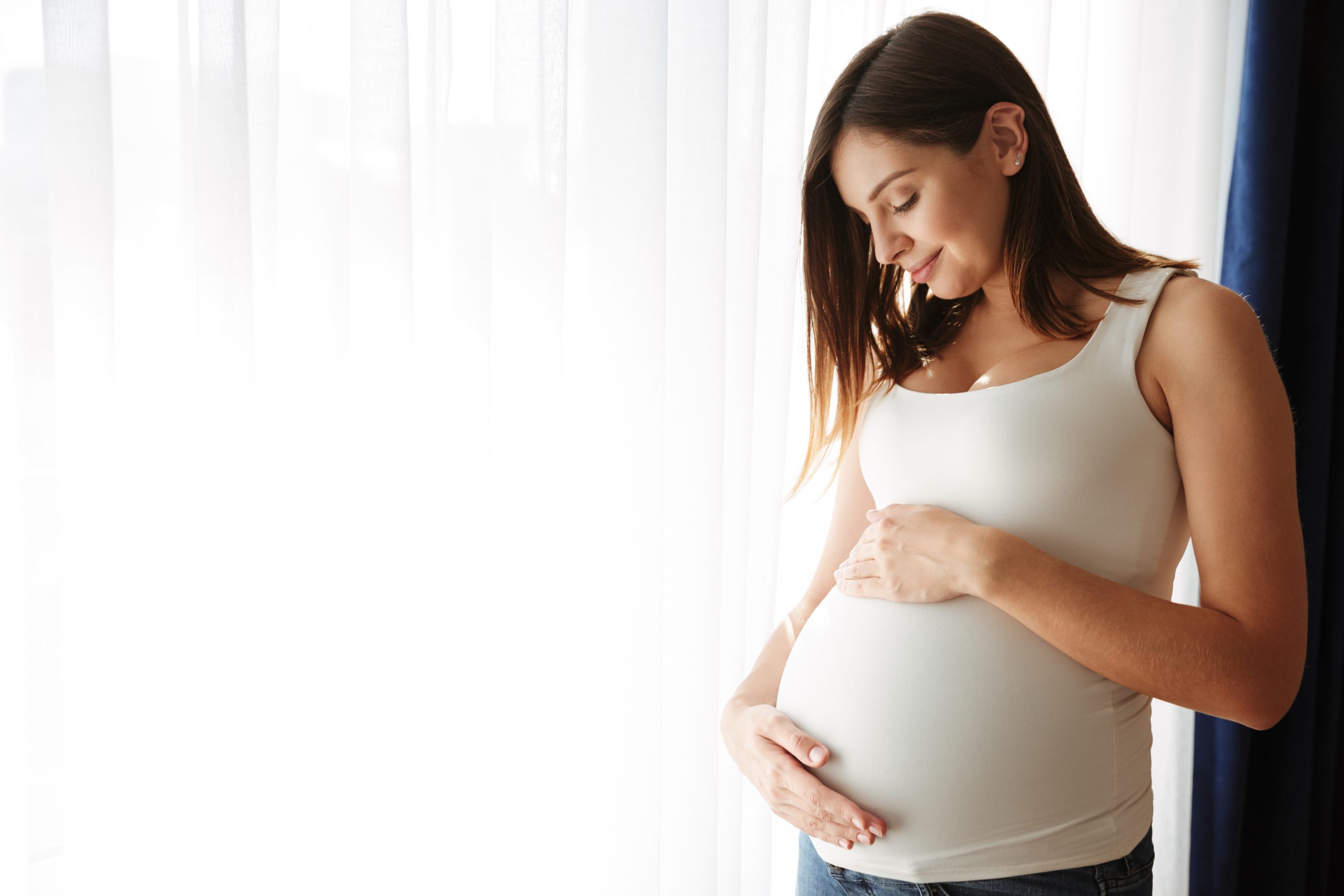 Qual a relação entre colina e saúde hepática materno-infantil?